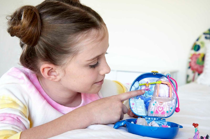 Polly Pocket مجموعة بولي بوكيت المرح المجمد مع وحيد القرن، مع دمى بولي وليلا الصغيرة، كلب هاسكي وزلاجة، تمثال دب قطبي وورقة ملصقات؛ للأعمار من 4 سنوات وما فوق، GKJ52 - Image 2