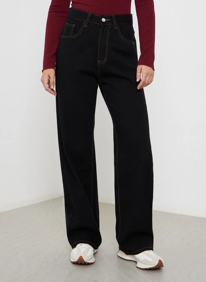 ستايلي جينز بأرجل واسعة وخصر عالي