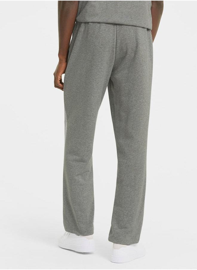 PUMA - بنطال رياضي بقصة مستقيمة وشعار Essentials - Image 1