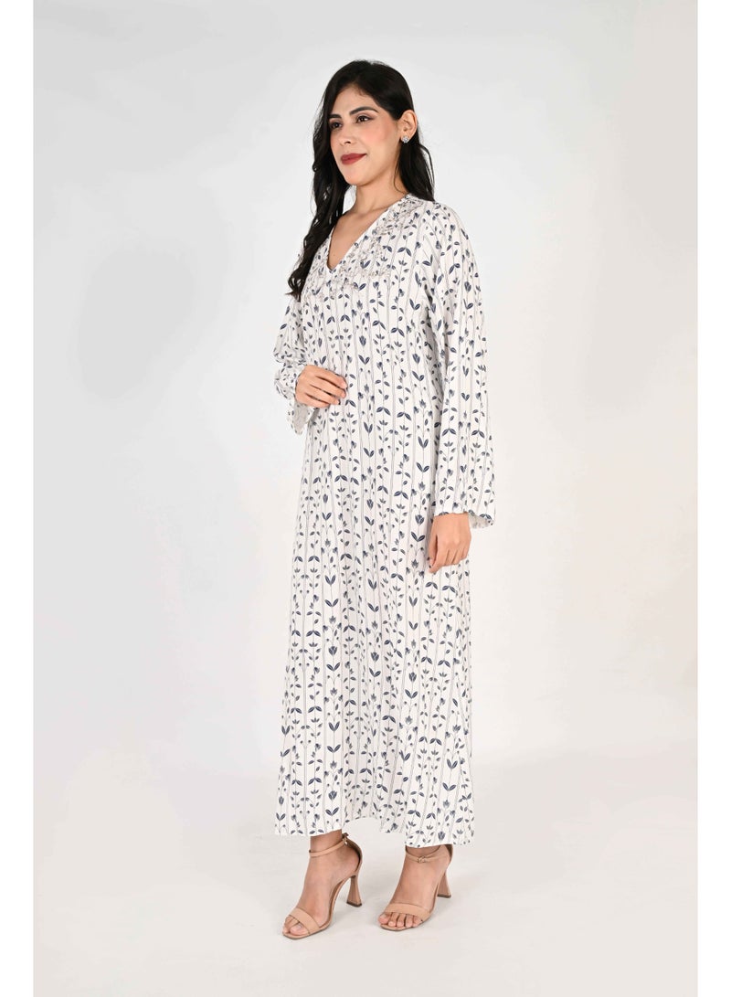 لـيـنـيـل جلابية نسائية من لينيل - قاعدة بيضاء بنقوش تشبه أوراق الشجر الزرقاء وفتحة رقبة مطرزة - Image 4