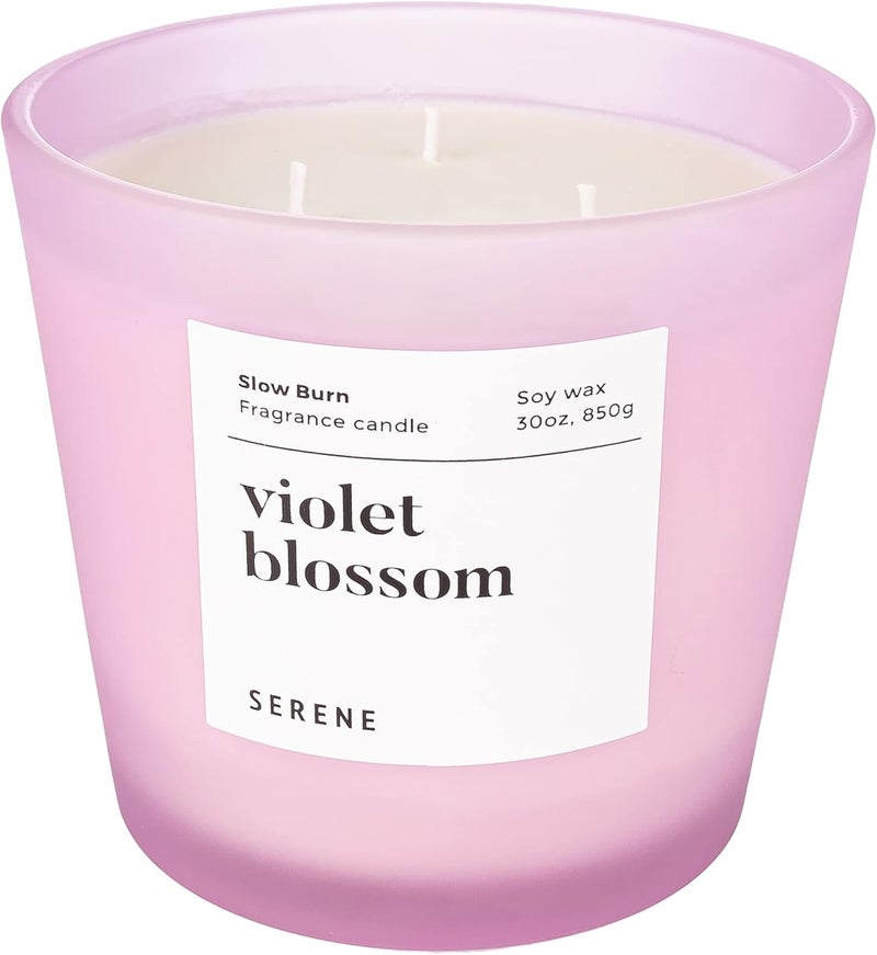 Hidden Label شمعة معطرة كبيرة من ماركة Hidden Label، عطر Violet Blossom، شمعة ضخمة 30 أونصة بثلاث فتائل، شموع الصويا الطبيعية بطيئة الاحتراق للمنزل من مجموعة Serene - Image 1