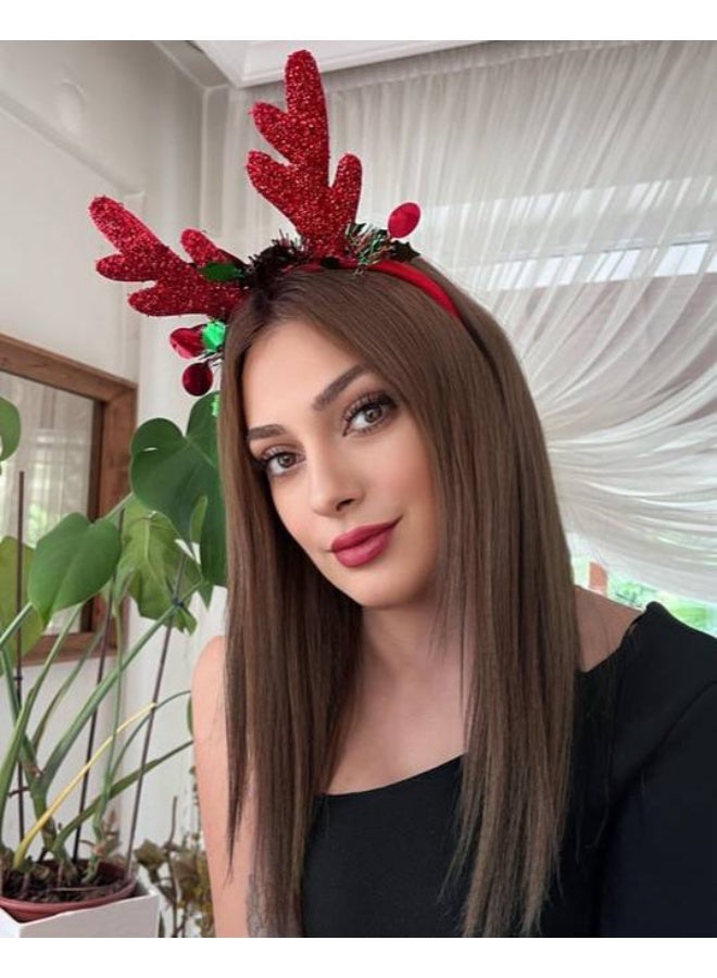 طوق شعر بقرون رنة لامعة باللون الأحمر، مزين بأوراق وهدايا كريسماس صغيرة، يضيف لمسة مرحة ومبهجة للمناسبات والاحتفالات - Image 1