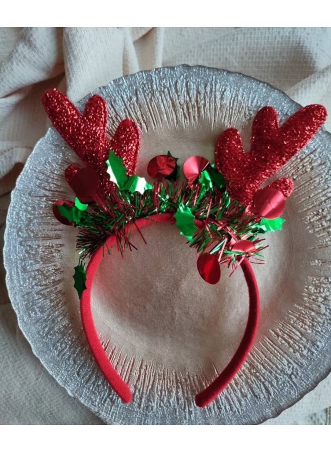 طوق شعر بقرون رنة لامعة باللون الأحمر، مزين بأوراق وهدايا كريسماس صغيرة، يضيف لمسة مرحة ومبهجة للمناسبات والاحتفالات - Image 3