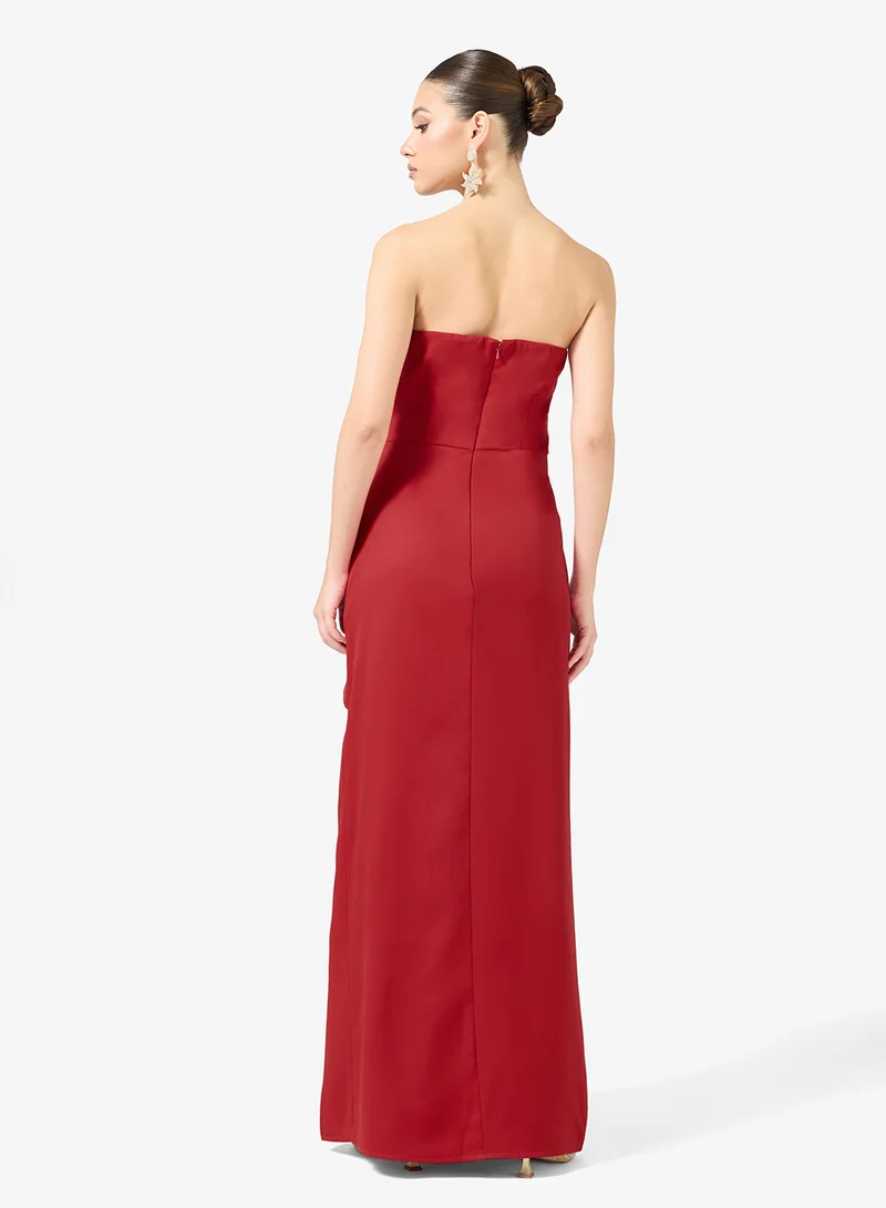 نمشي x فستان سهرة بكتف مكشوف وتفاصيل زهور ثلاثية الأبعاد من الكريب