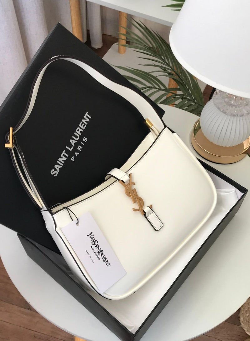 A branded women's bag for those with elegance and good taste