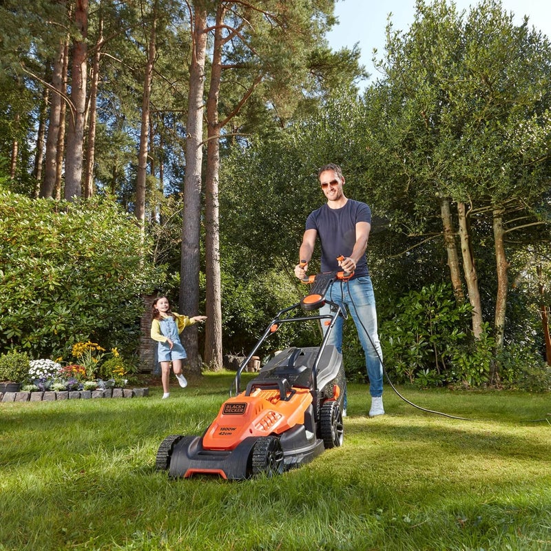 بلاك اند ديكر جزازة العشب BLACK+DECKER 1800W 42 سم Easy Steer للحديقة والحديقة، برتقالي/أسود - BEMW481ES-GB، ضمان سنتين - Image 2