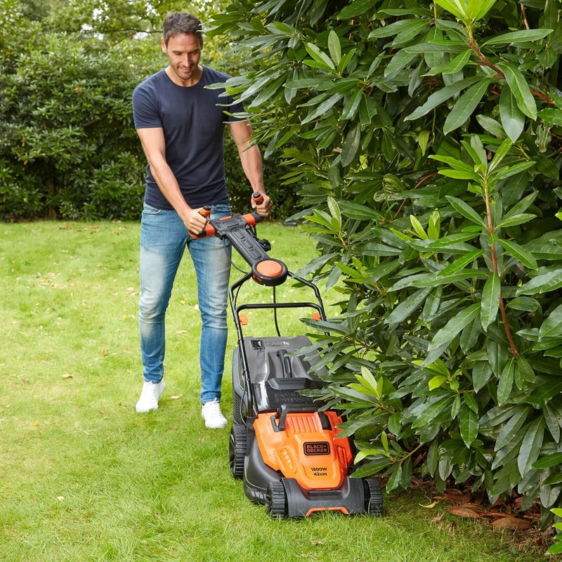 بلاك اند ديكر جزازة العشب BLACK+DECKER 1800W 42 سم Easy Steer للحديقة والحديقة، برتقالي/أسود - BEMW481ES-GB، ضمان سنتين - Image 3