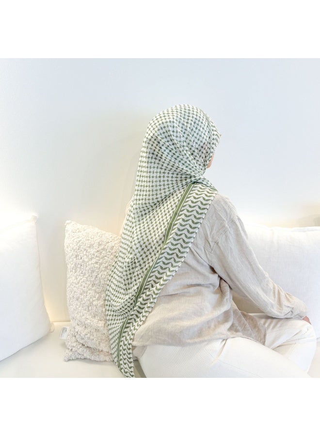 وشاح وغطاء رأس بطبعة مربعات من الشيفون الخفيف – أنيق ومتعدد الاستخدامات، ناعم وقابل للتنفس، يزين العنق بأناقة، مناسب لجميع المناسبات، يتماشى تمامًا مع مختلف أنواع الملابس ليمنحك مظهرًا راقيًا وأنيقًا. - Image 4