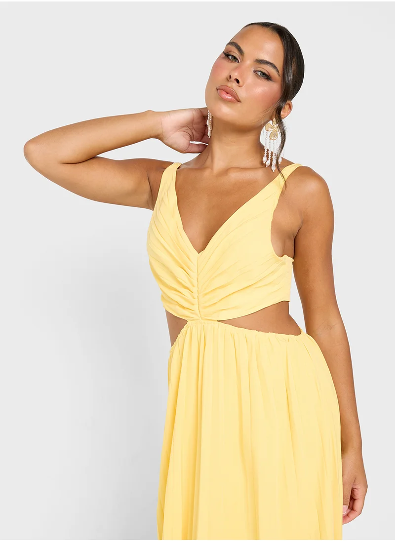 جينجر Pleated Plunge Neck Midi Dress