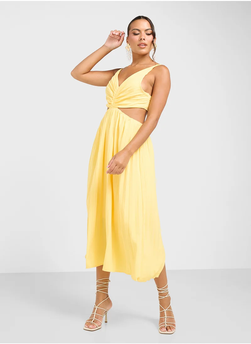 جينجر Pleated Plunge Neck Midi Dress