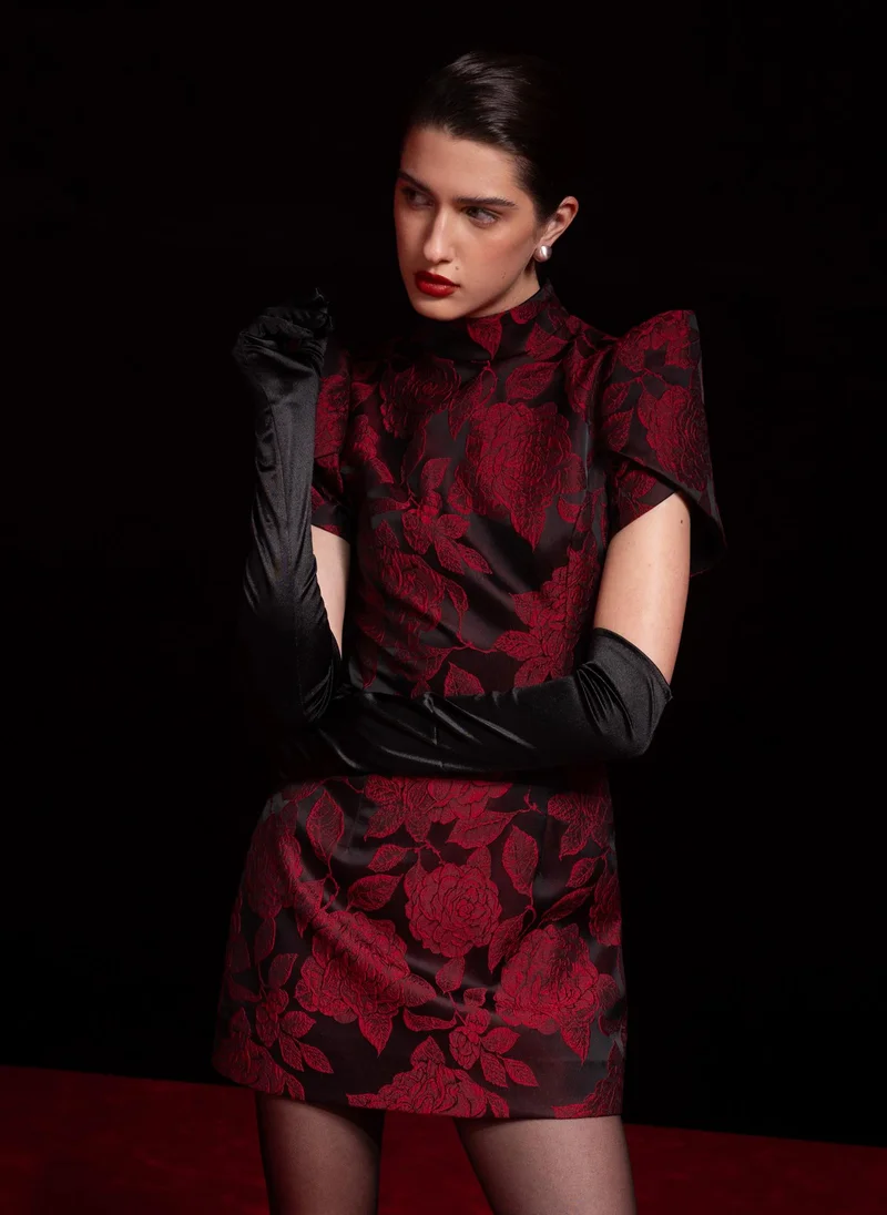 ليتشي فستان قصير ملائم بنقشة زهور محببة