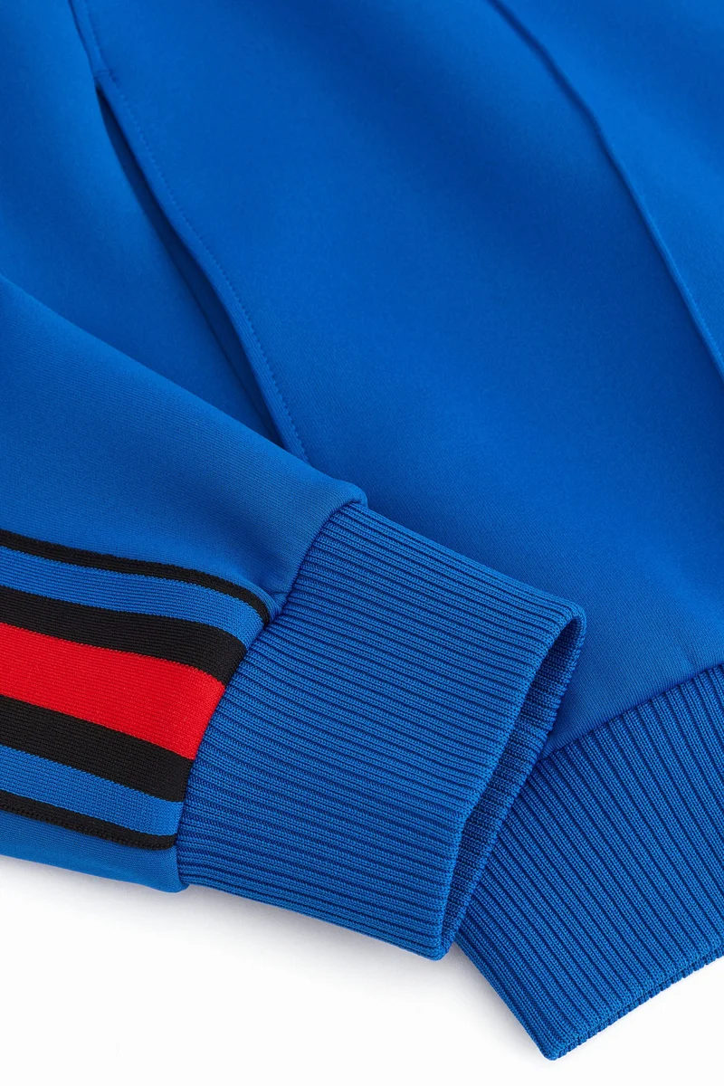 اتش اند ام جاكيت رياضي بقبعة مزين بزخارف