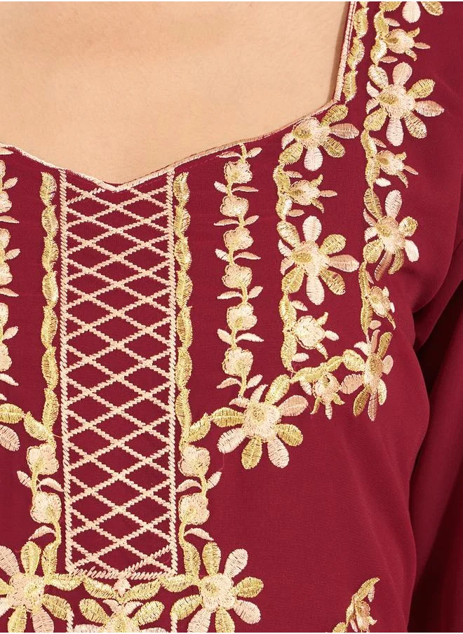 ستايلي جلابية بتفاصيل مُطرّزة وياقة على شكل قلب