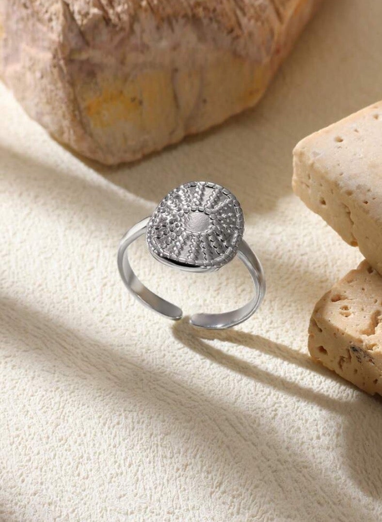 إيكوال خاتم نسائي من الاستانلس ستيل باللون الفضي انيق وعصري بمقاس موحد - Image 2