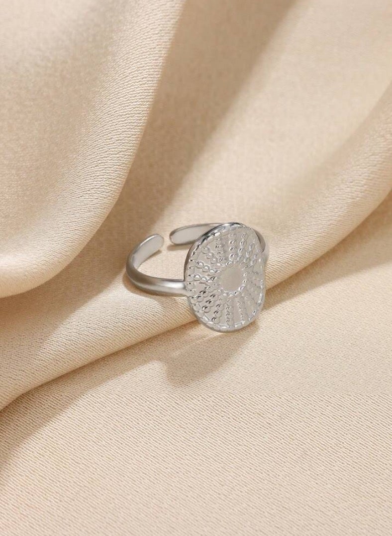 إيكوال خاتم نسائي من الاستانلس ستيل باللون الفضي انيق وعصري بمقاس موحد - Image 3