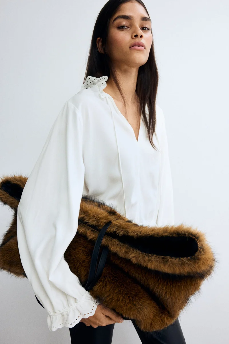 اتش اند ام بلوزة مزينة بحواف مكشكشة