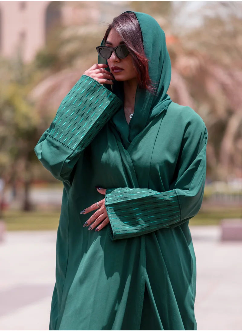 فاشون لاين عباية بتصميم فريد من نوعه بفتحة رقبة على شكل حرف V وأكمام مطرزة باللون الأزرق المخضر