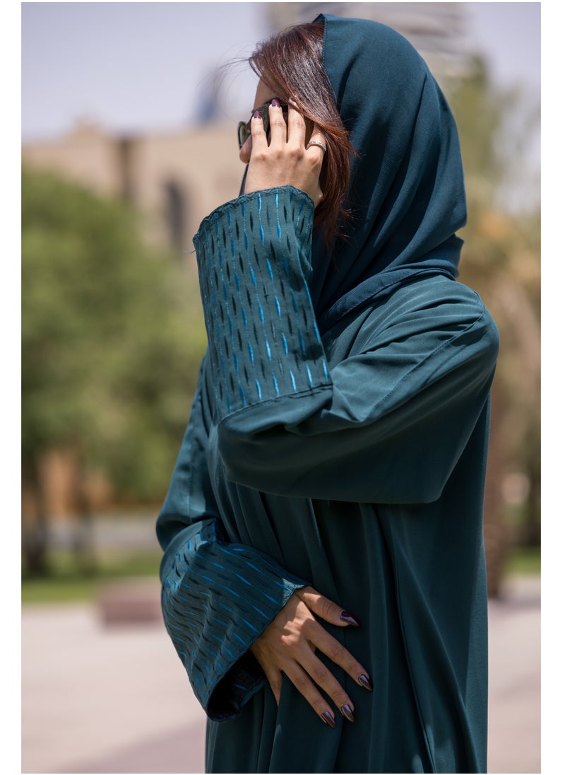 فاشون لاين عباية بتصميم فريد من نوعه بفتحة رقبة على شكل حرف V وأكمام مطرزة باللون الأزرق المخضر  - Image 3