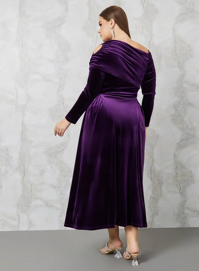 ستايلي Plus Asymmetric Neck Gathered Velvet Maxi Dress
