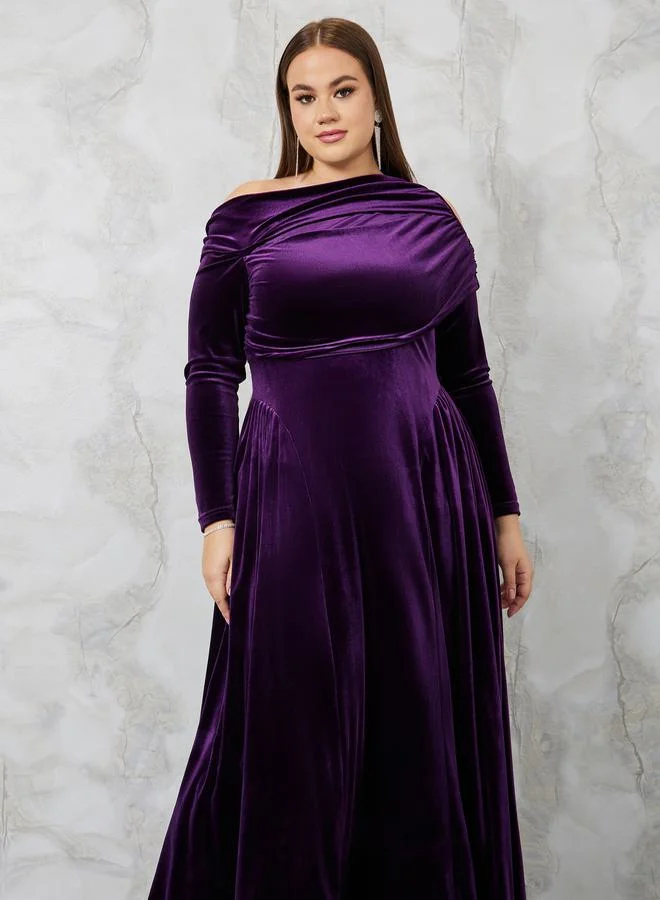 ستايلي Plus Asymmetric Neck Gathered Velvet Maxi Dress