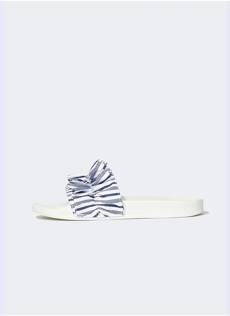 ديفاكتو Striped Ruffle Sandals