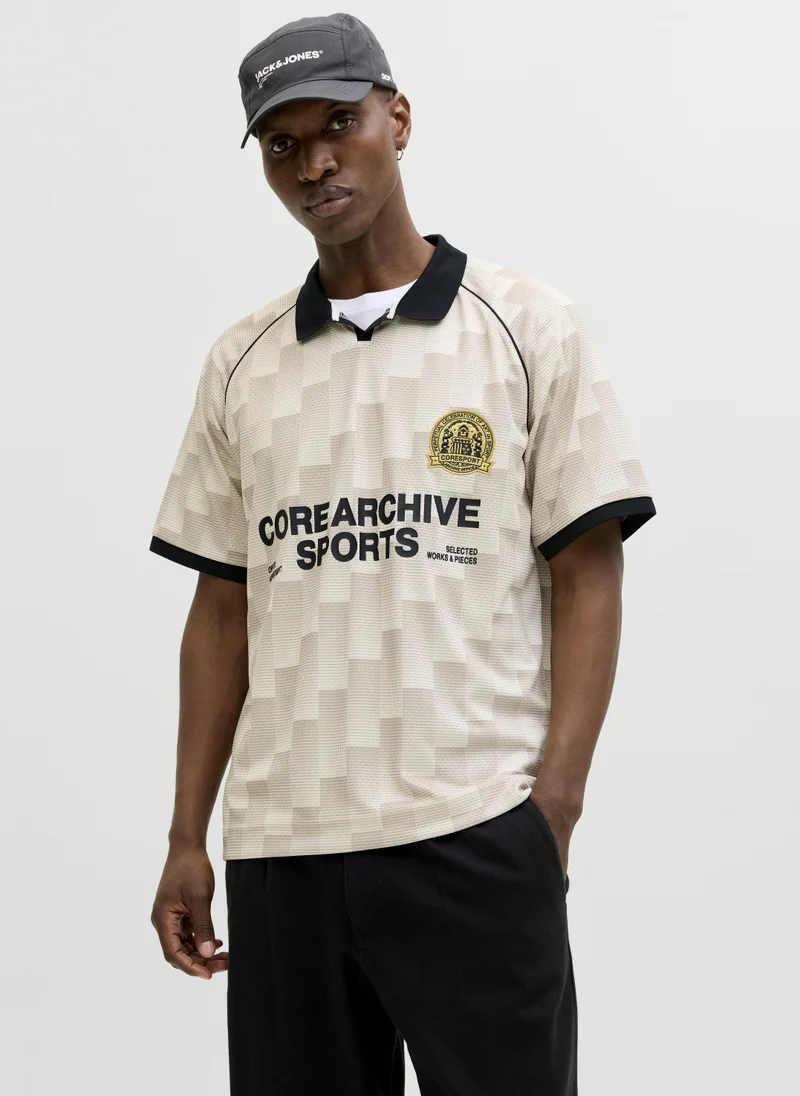 JACK & JONES JCOBREEZE FOOTBALL AOP MESH TEE SS