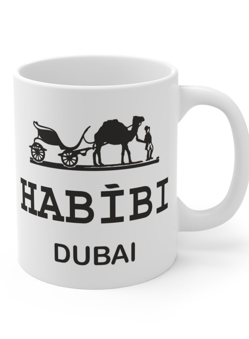كوب قهوة سيراميكي بدبي، سعة 11 أونصة، هدية مميزة تحمل شعار حب دبي، مستوحاة من الثقافة العربية والإماراتية. - Image 1