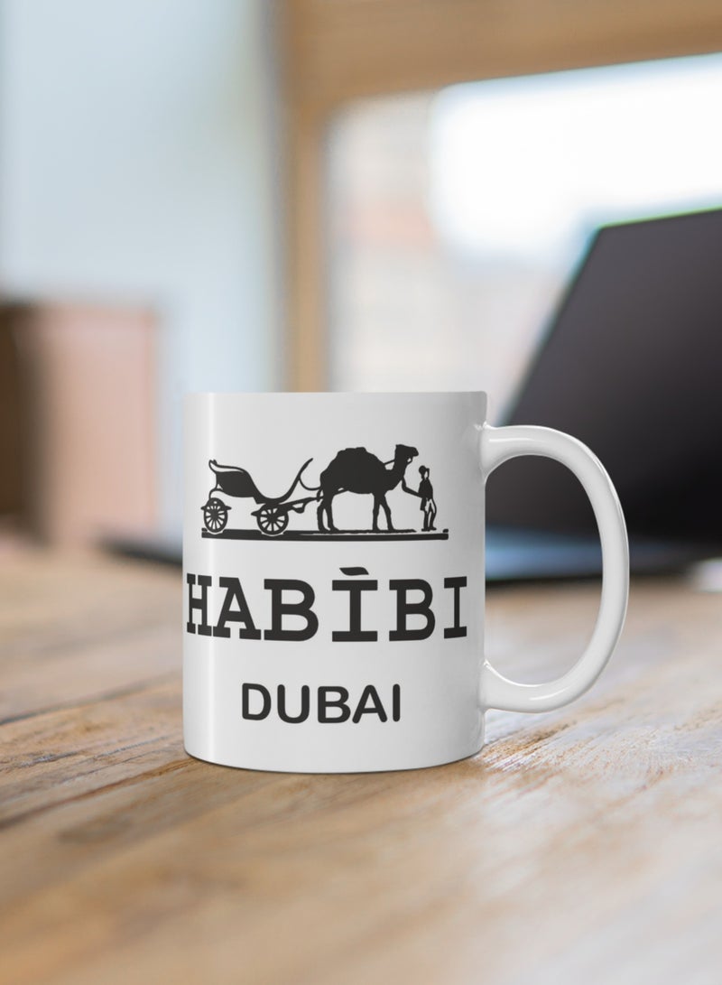 كوب قهوة سيراميكي بدبي، سعة 11 أونصة، هدية مميزة تحمل شعار حب دبي، مستوحاة من الثقافة العربية والإماراتية. - Image 3