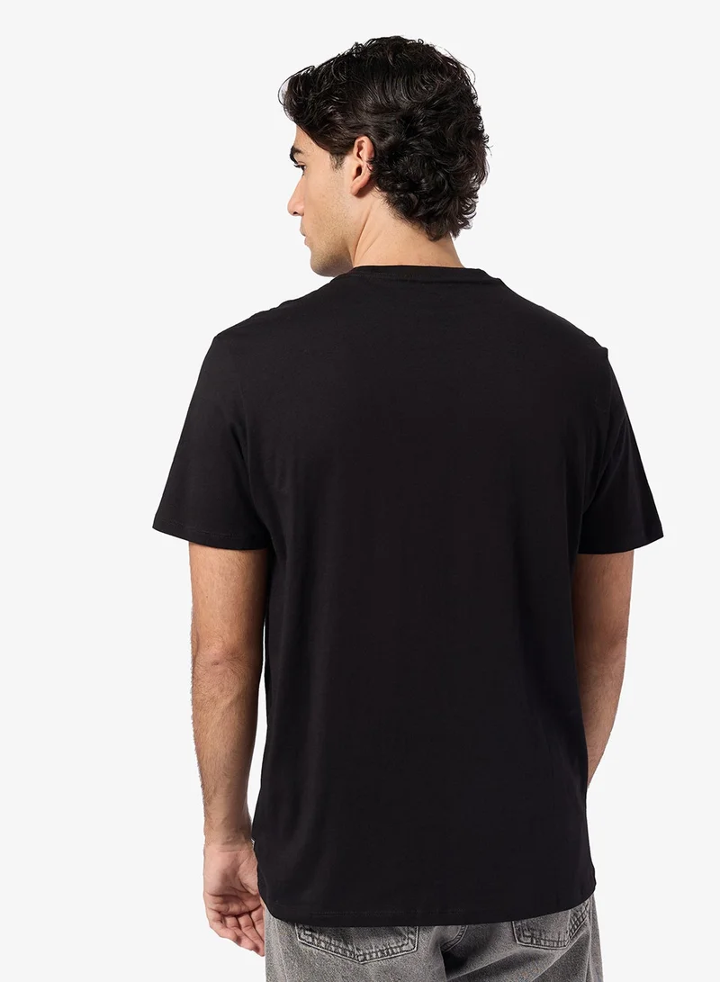 جس تيشيرت بأكمام قصيرة ورسمة مثلث