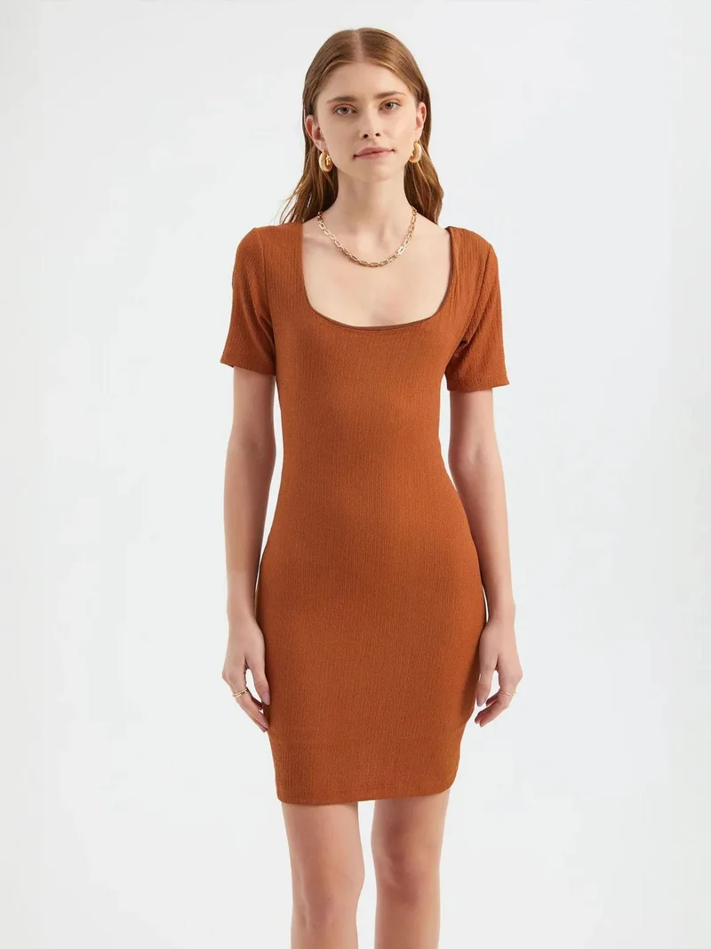 زوبعة فستان ضيق قصير بأكمام قصيرة ورقبة مربعة