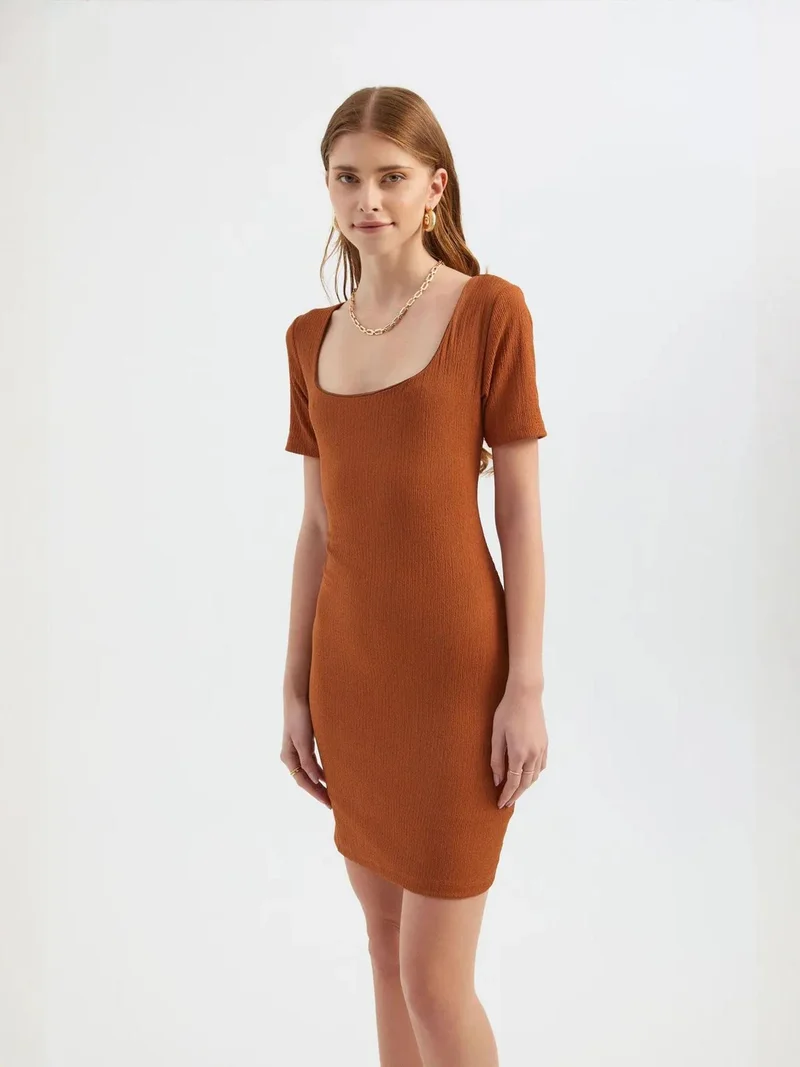 زوبعة فستان ضيق قصير بأكمام قصيرة ورقبة مربعة