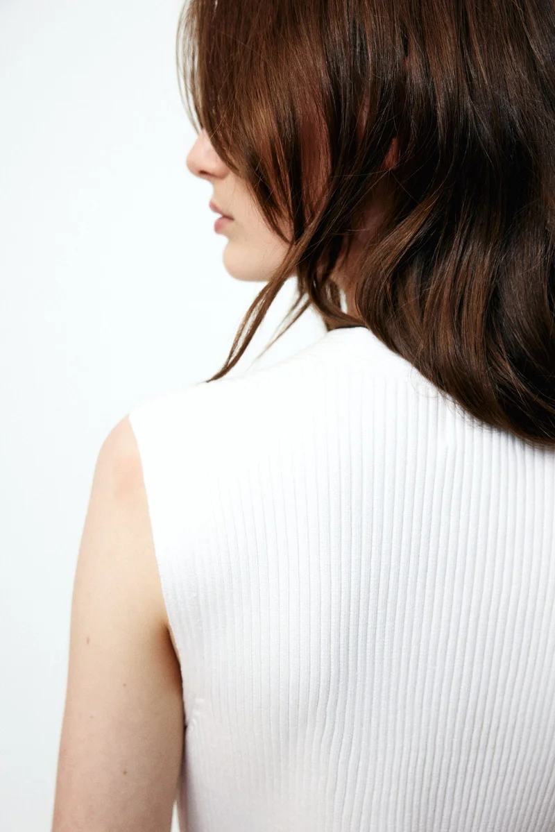 اتش اند ام فيست بأزرار أمامية