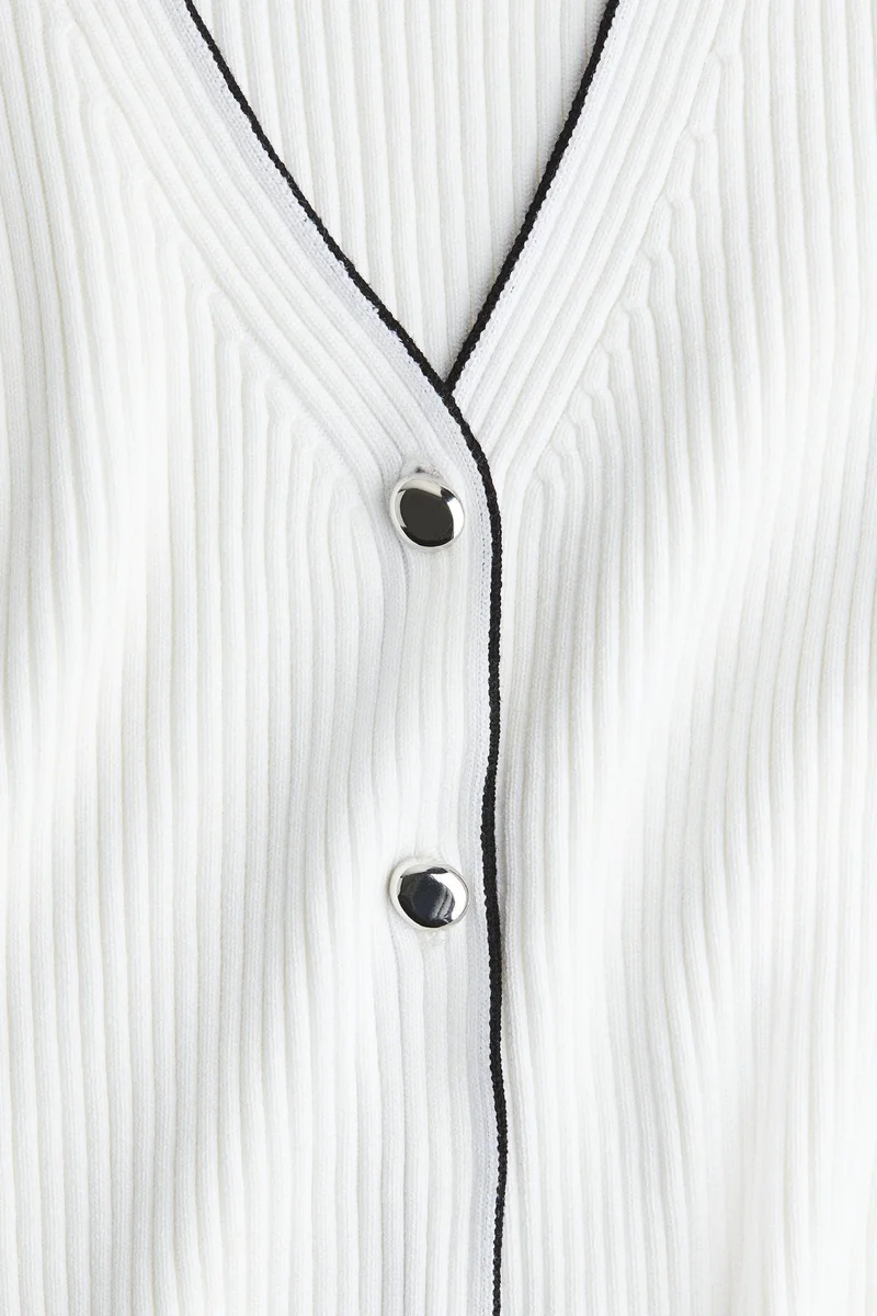 اتش اند ام فيست بأزرار أمامية