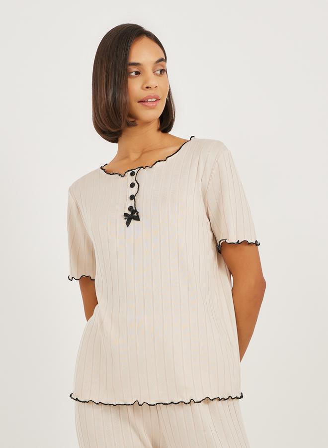 ستايلي طقم بيجامة وتيشيرت بحواف متباينة وفتحة أزرار مضلعة - Image 2