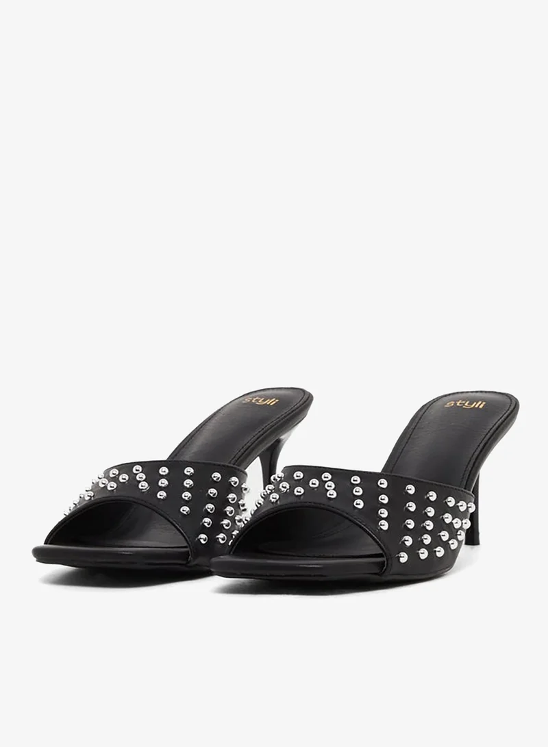 ستايلي صنادل بكعب ستيلتو مفتوحة من الأمام مزينة بالمسامير