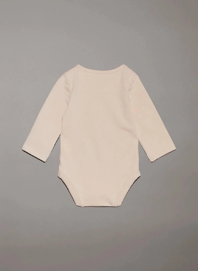 كالفن كلاين جينز بودي سوت للأطفال حديثي الولادة مزين بشعار كلفن كلاين