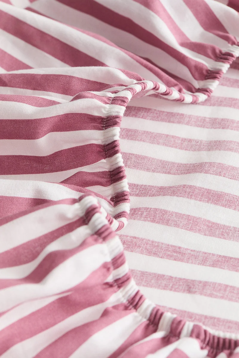 اتش اند ام شرشف بحواف مطاطية للمهد من القطن المخطط