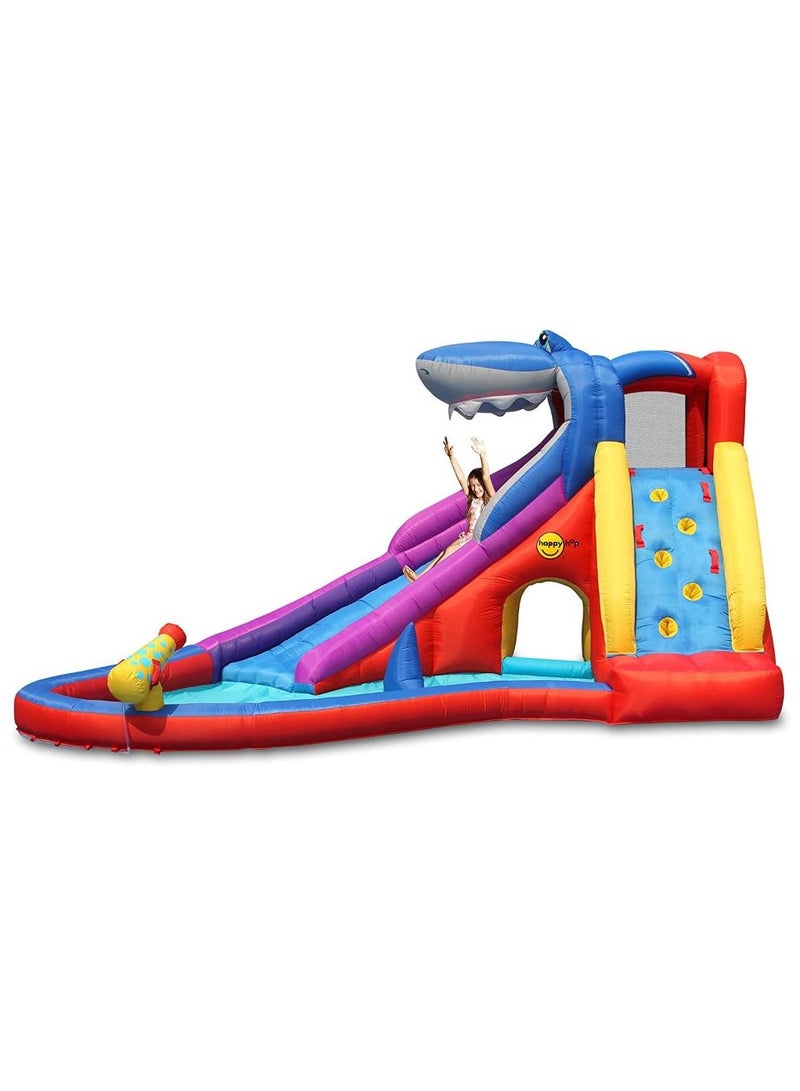 Happy Hop نادي القرش السعيد مع منزلق مائي، جدار تسلق ومدفع مائي 450x320x240 سم | حديقة مائية قابلة للنفخ للعب في الهواء الطلق | مغامرة اللعب بالماء مدعومة بمروحة هواء كهربائية | مناسبة للأعمار من 3 سنوات فما فوق - Image 1