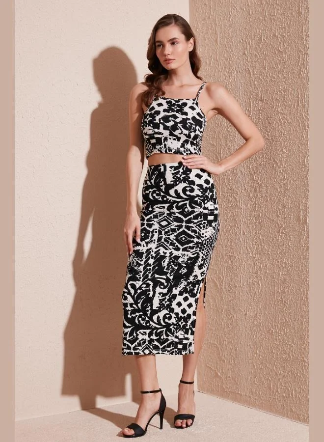 ليلا طقم نسائي علوي وسفلي بحمالات رفيعة وفتحة جانبية بقصة ضيقة من ليلا