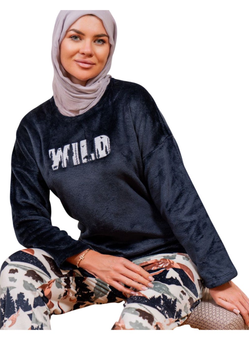بيجامة شتوي قطيفة تيشيرت بتصميم شعار و بنطلون منقوش للنساء - Image 3