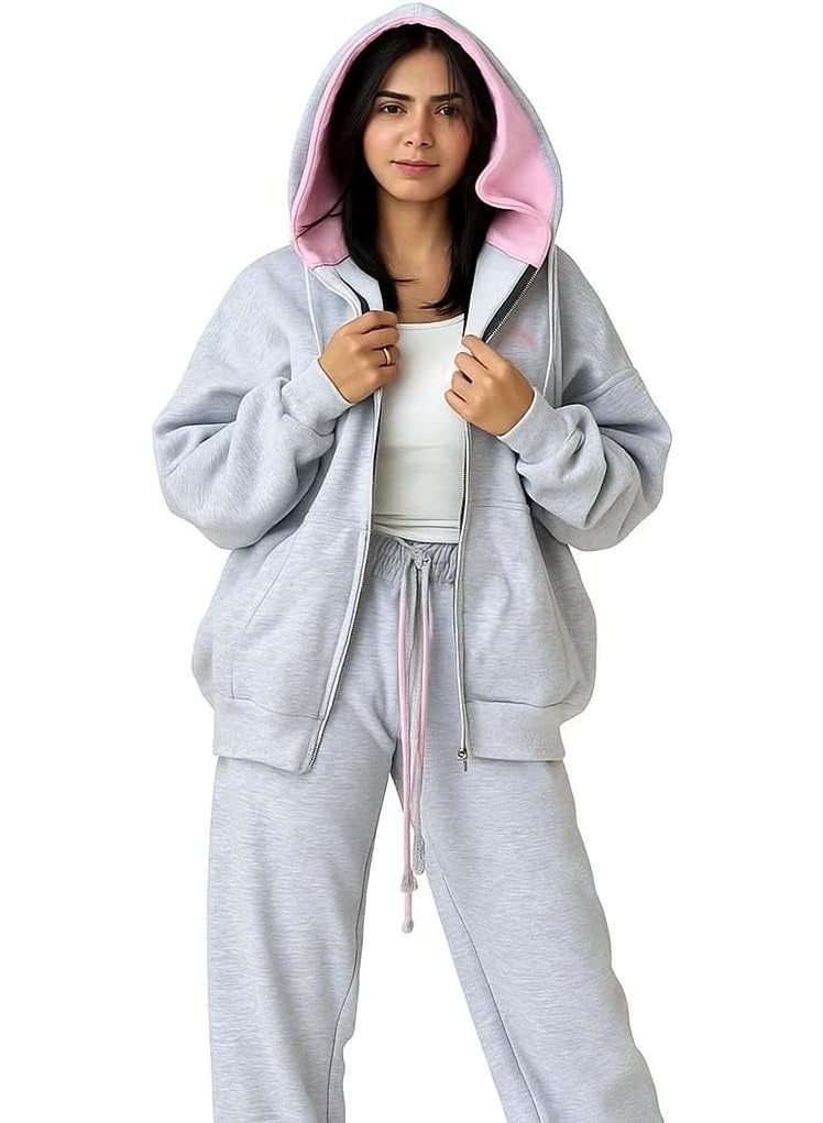 سوت نسائي قطعتين أوفر سايز خامة ميلتون قطن 100% ناعمة ضد الوبرة تصميم عصري مكوّن من بلوزة بسوستة وتطريز أنيق وبنطلون وايد ليج برباطين وان سايز مريح من 60 حتى 85 كجم - Image 5