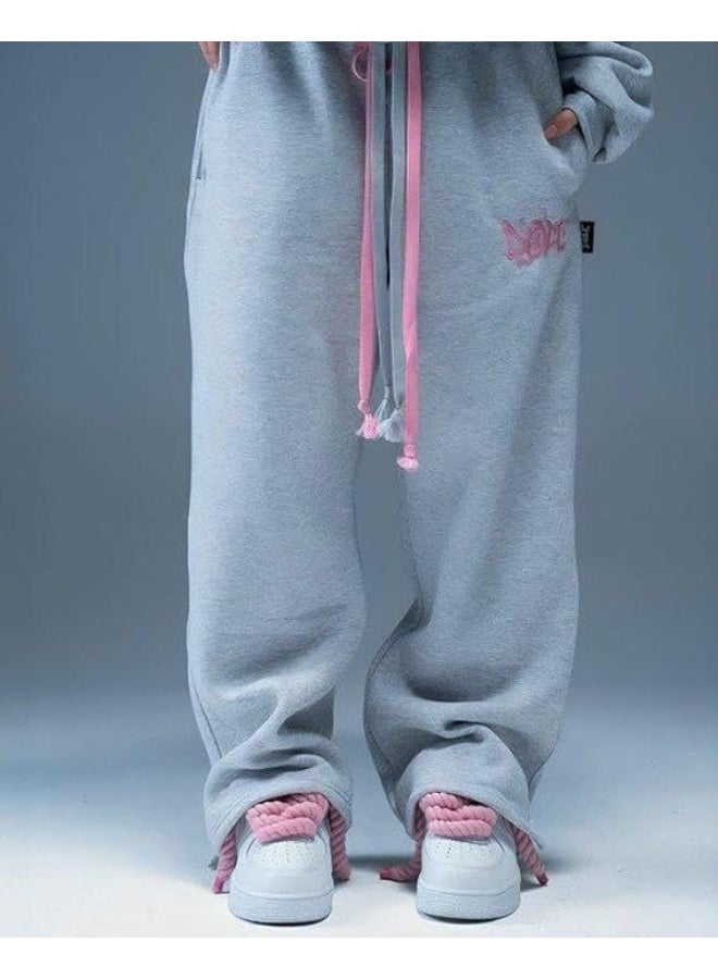 سوت نسائي قطعتين أوفر سايز خامة ميلتون قطن 100% ناعمة ضد الوبرة تصميم عصري مكوّن من بلوزة بسوستة وتطريز أنيق وبنطلون وايد ليج برباطين وان سايز مريح من 60 حتى 85 كجم - Image 4