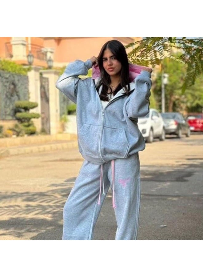 سوت نسائي قطعتين أوفر سايز خامة ميلتون قطن 100% ناعمة ضد الوبرة تصميم عصري مكوّن من بلوزة بسوستة وتطريز أنيق وبنطلون وايد ليج برباطين وان سايز مريح من 60 حتى 85 كجم - Image 3