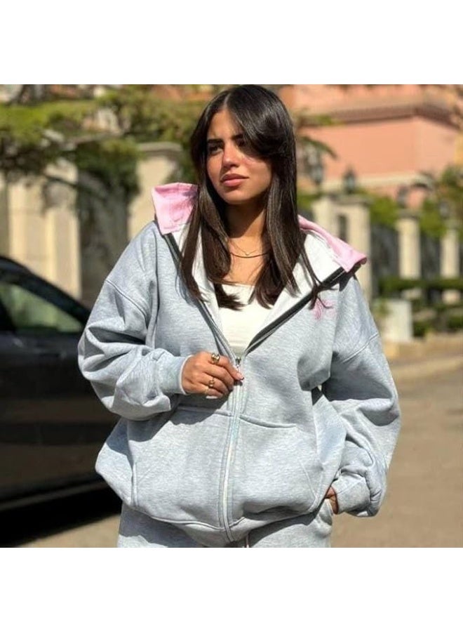 سوت نسائي قطعتين أوفر سايز خامة ميلتون قطن 100% ناعمة ضد الوبرة تصميم عصري مكوّن من بلوزة بسوستة وتطريز أنيق وبنطلون وايد ليج برباطين وان سايز مريح من 60 حتى 85 كجم - Image 2