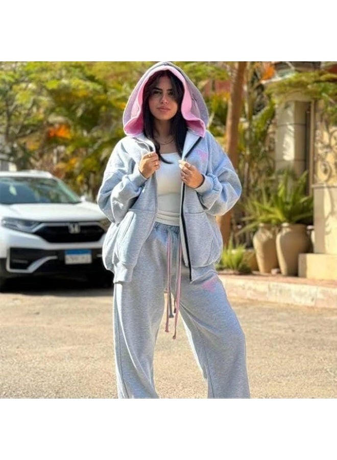 سوت نسائي قطعتين أوفر سايز خامة ميلتون قطن 100% ناعمة ضد الوبرة تصميم عصري مكوّن من بلوزة بسوستة وتطريز أنيق وبنطلون وايد ليج برباطين وان سايز مريح من 60 حتى 85 كجم - Image 1