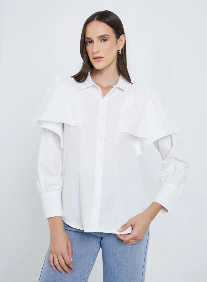 ستايلي بلوزة بقصة عادية وتفاصيل أزرار