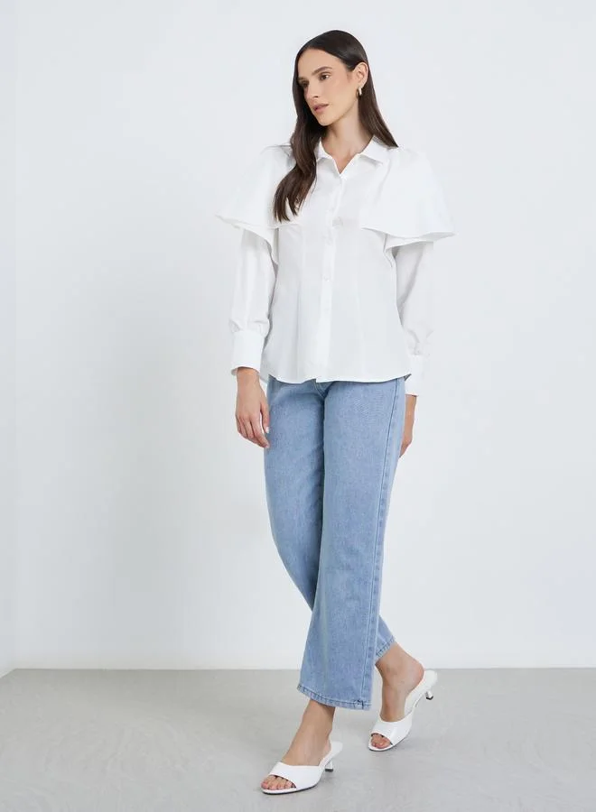 ستايلي بلوزة بقصة عادية وتفاصيل أزرار