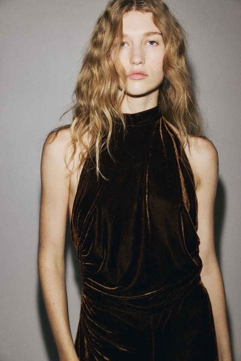 اتش اند ام جمبسوت بياقة هالتر من قماش الفيلور