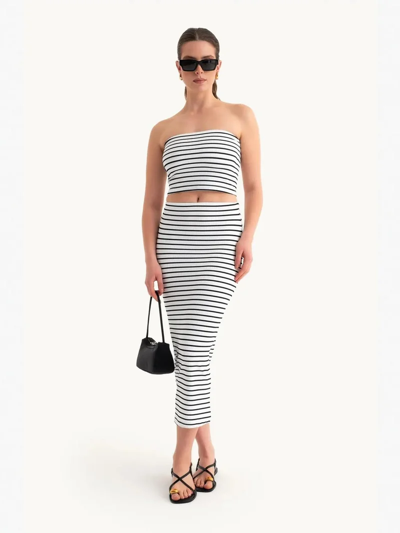 زوبعة قطعتان: بلوزة قصيرة بدون حمالات مخططة وتنورة ميدي بخصر متوسط مخططة