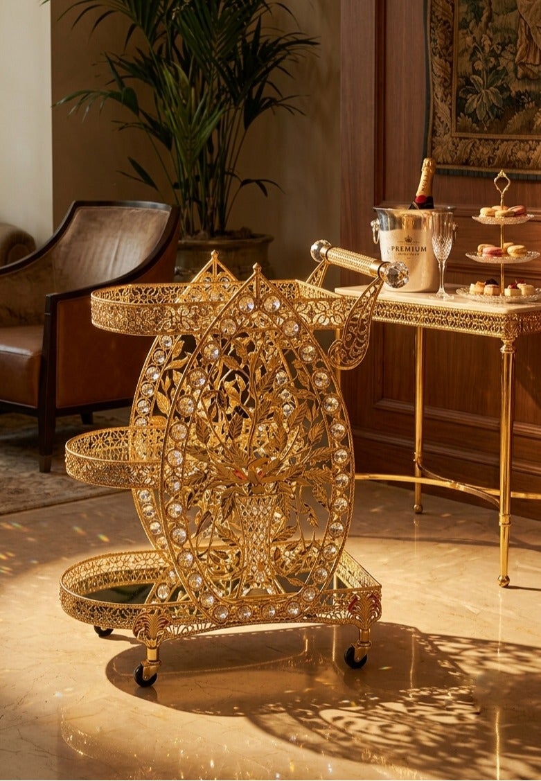 عربة تقديم فاخرة من المعدن الذهبي بتصميم كرمة مرصع بالكريستال، بيضاوية الشكل بثلاثة أرفف ومرايا، مثالية لتزيين المنزل والفندق والمناسبات. - Image 3